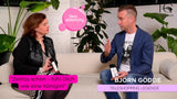 Katrin Spychalski erklärt Björn Goedde den Nutzen der face Cream Zeitlis schön mit Hyaluronsäure, Argeline Vitamin C und Sheabutter